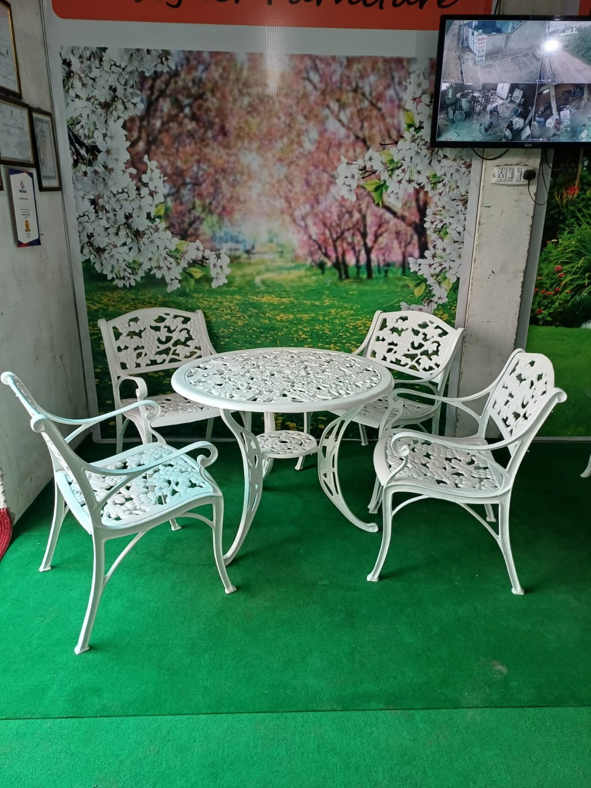 Grapes Design With Round Table - Image 3